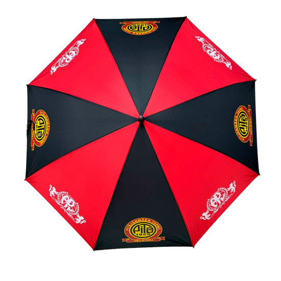 Iso sateenvarjo seuran väreissä 